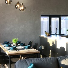 моющаяся штукатурка для стен кухни. 1 11 small. моющаяся штукатурка для стен кухни фото. моющаяся штукатурка для стен кухни-1 11 small. картинка моющаяся штукатурка для стен кухни. картинка 1 11 small. Декоративная штукатурка — один из самых популярных материалов для чистовой отделки стен кухни. Правда, необходимо понимать, что это не привычная нам строительная смесь, которую используют для выравнивания поверхностей.